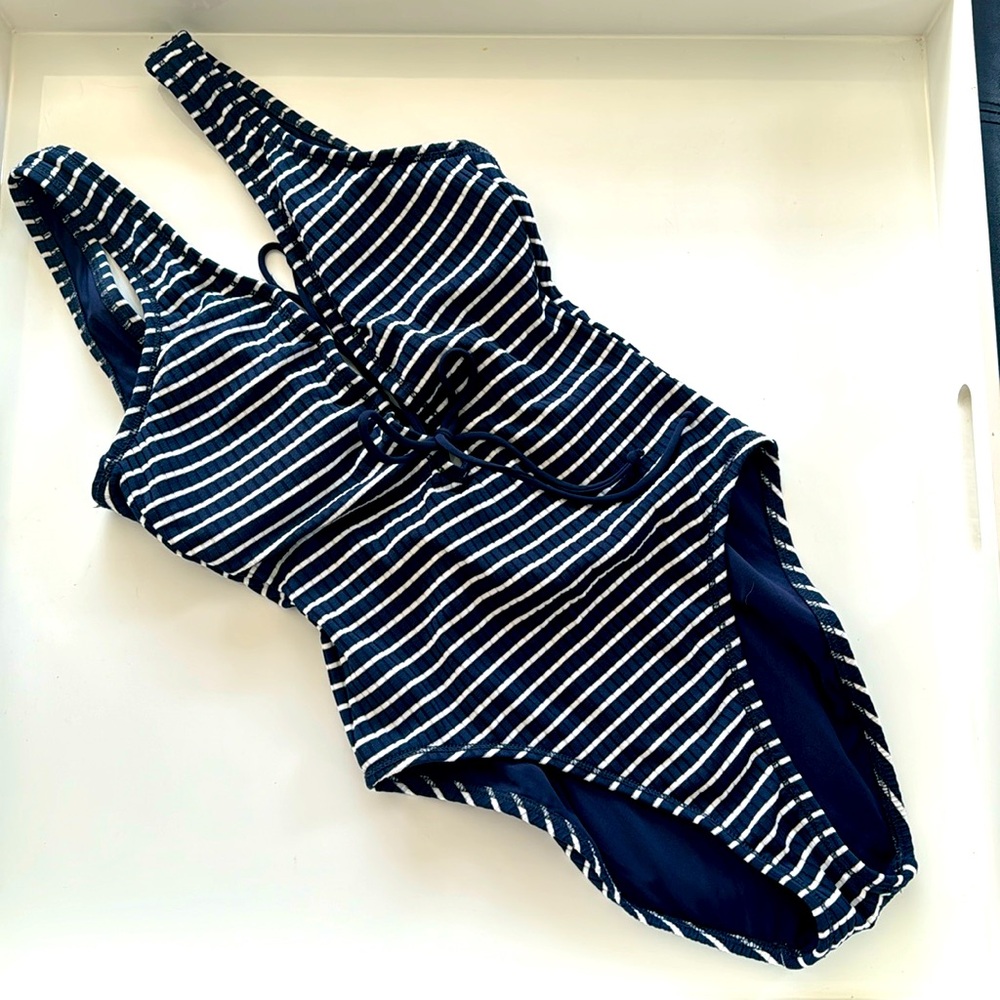 Robin piece one navy/white one piece. Size US 6